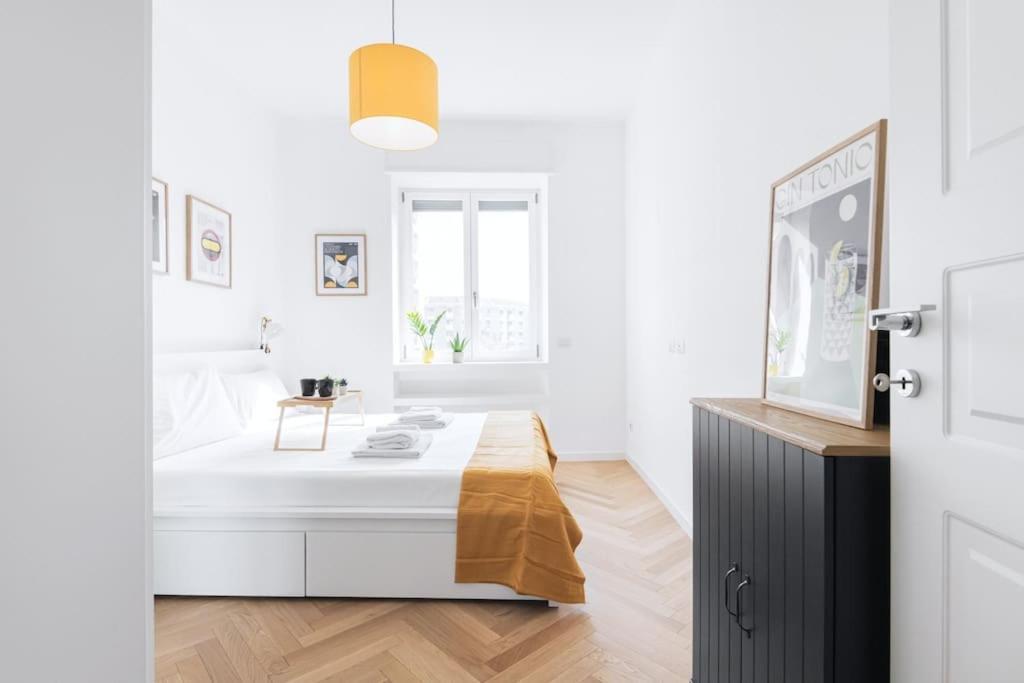 Easylife - Apartment With Balcony Near Navigli Milan Bagian luar foto