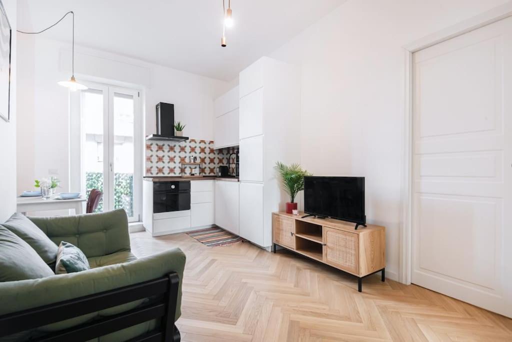 Easylife - Apartment With Balcony Near Navigli Milan Bagian luar foto
