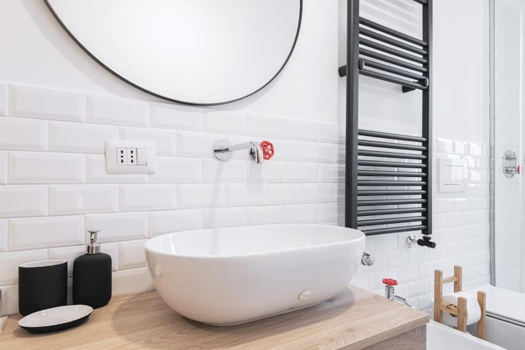 Easylife - Apartment With Balcony Near Navigli Milan Bagian luar foto
