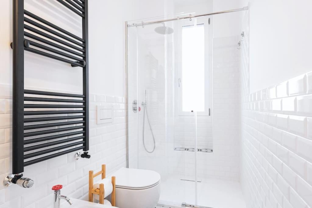 Easylife - Apartment With Balcony Near Navigli Milan Bagian luar foto