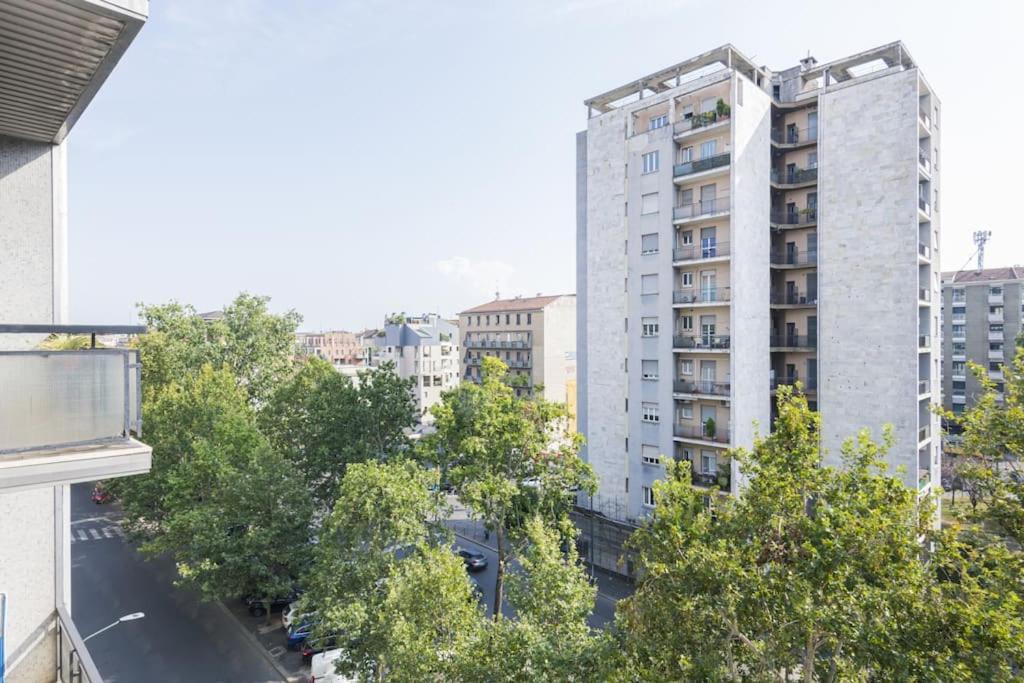 Easylife - Apartment With Balcony Near Navigli Milan Bagian luar foto